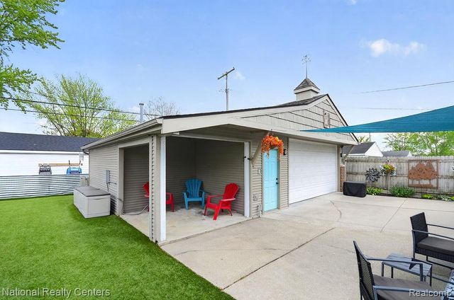 330 N Chocolay Avenue, Clawson, MI 48017