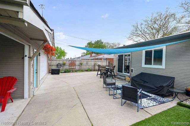 330 N Chocolay Avenue, Clawson, MI 48017