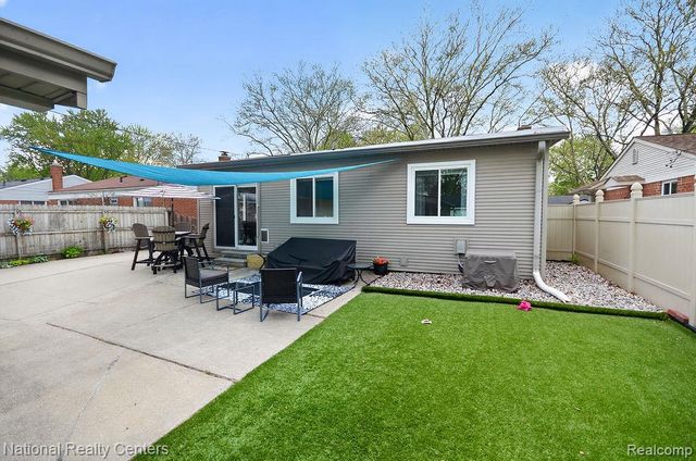 330 N Chocolay Avenue, Clawson, MI 48017