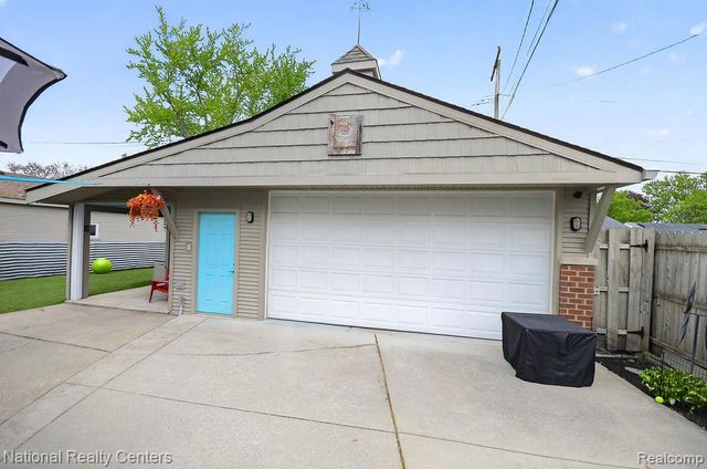 330 N Chocolay Avenue, Clawson, MI 48017