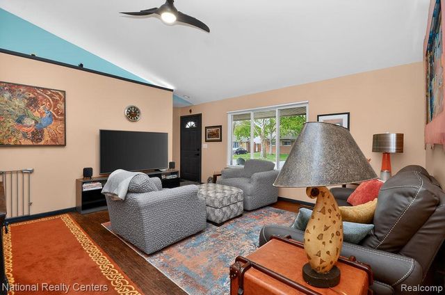 330 N Chocolay Avenue, Clawson, MI 48017