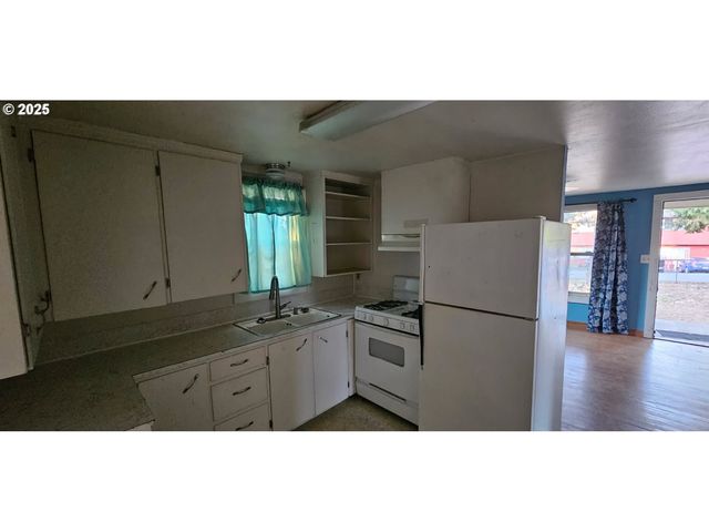1248 Nw ELLAN St, Roseburg, OR 97470