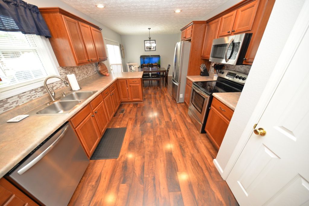 Image 15 of property listing at 401 E Beacon Court, Mt Vernon, IL 62864