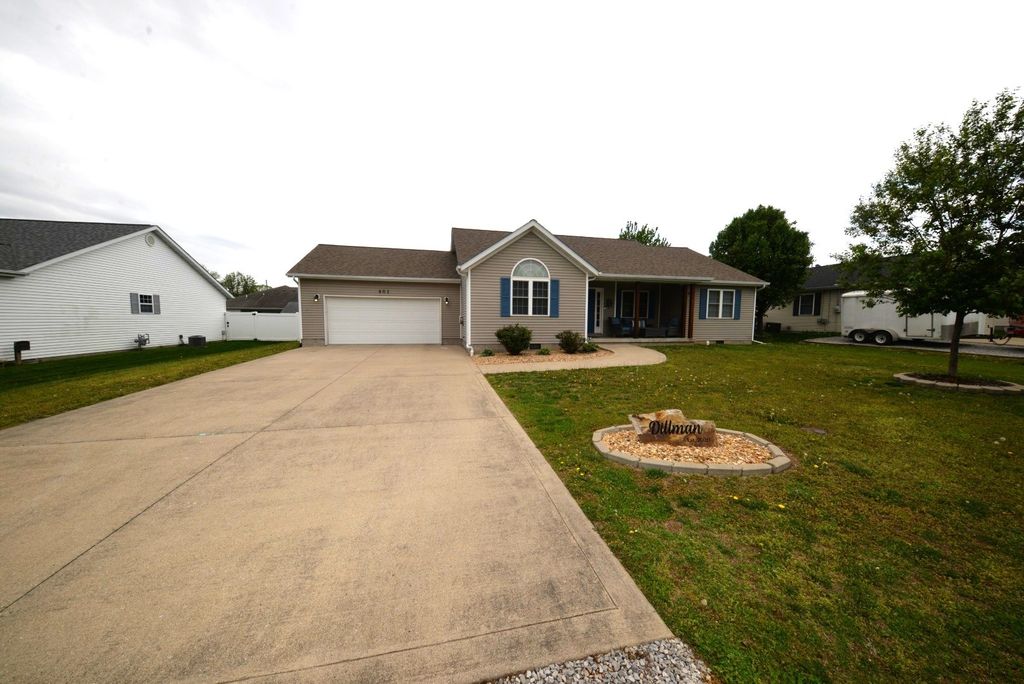 Image 5 of property listing at 401 E Beacon Court, Mt Vernon, IL 62864
