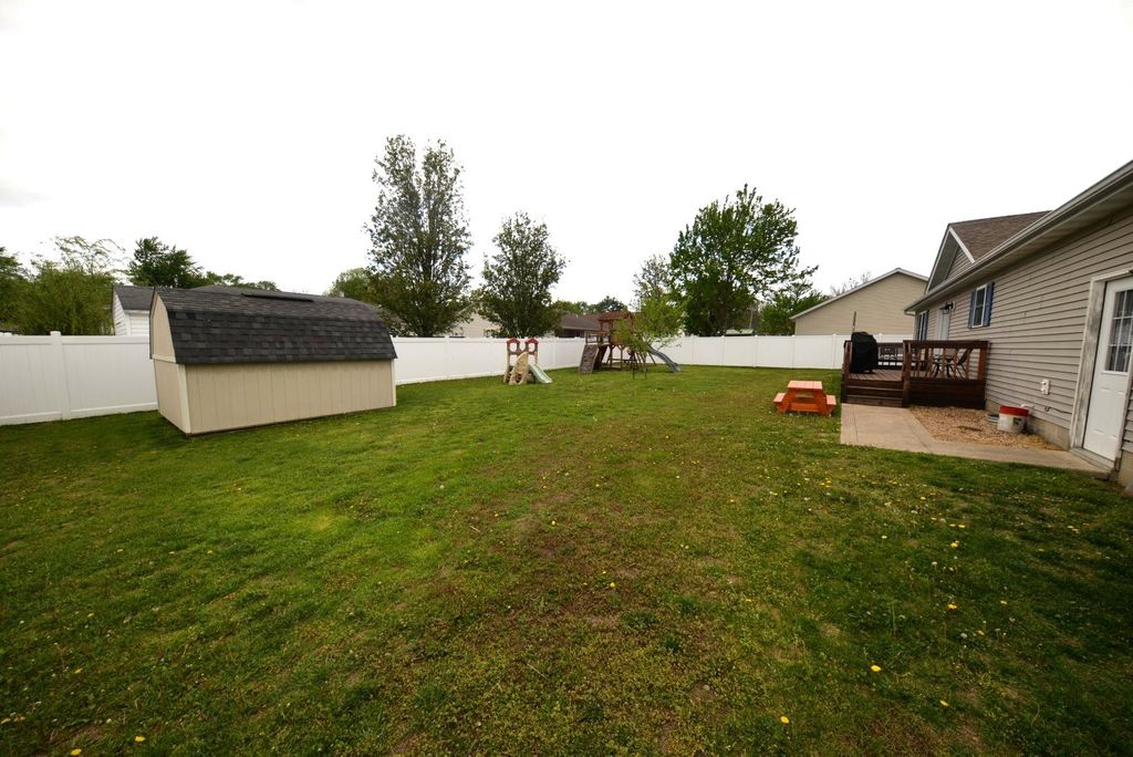 Image 6 of property listing at 401 E Beacon Court, Mt Vernon, IL 62864