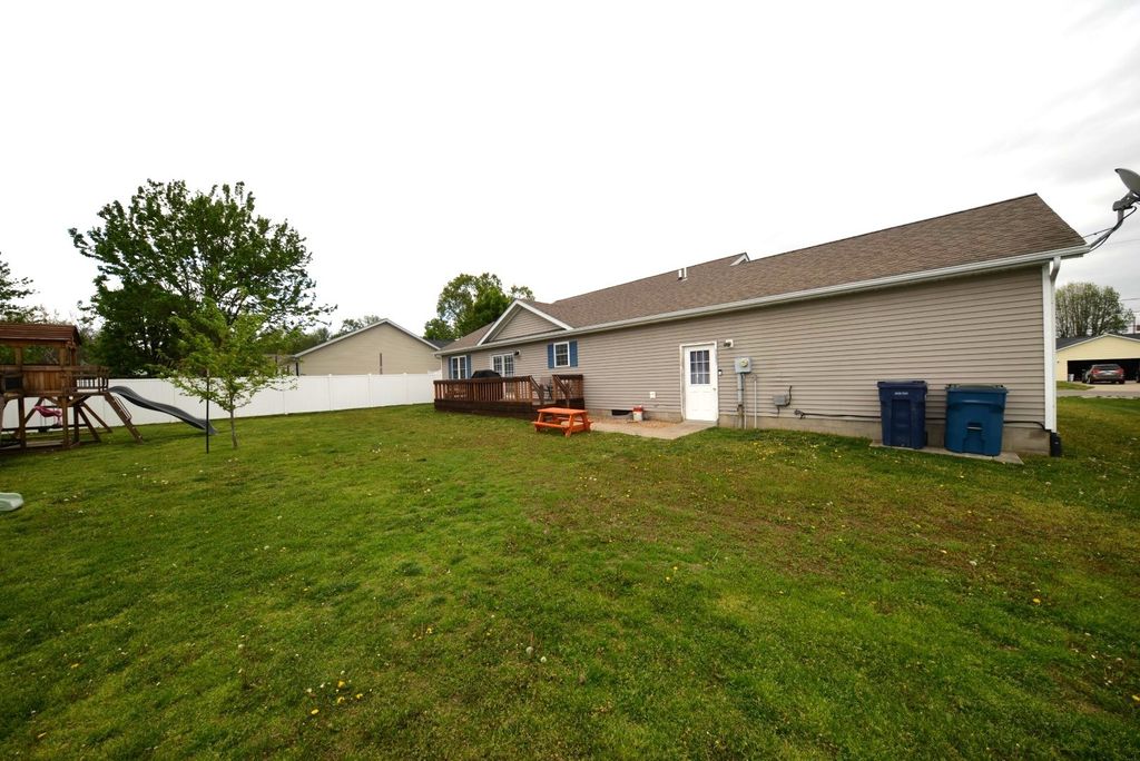 Image 7 of property listing at 401 E Beacon Court, Mt Vernon, IL 62864