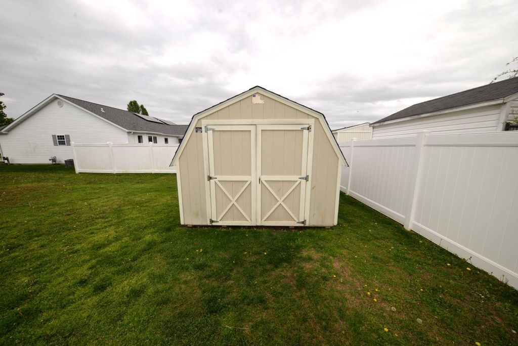 Image 8 of property listing at 401 E Beacon Court, Mt Vernon, IL 62864