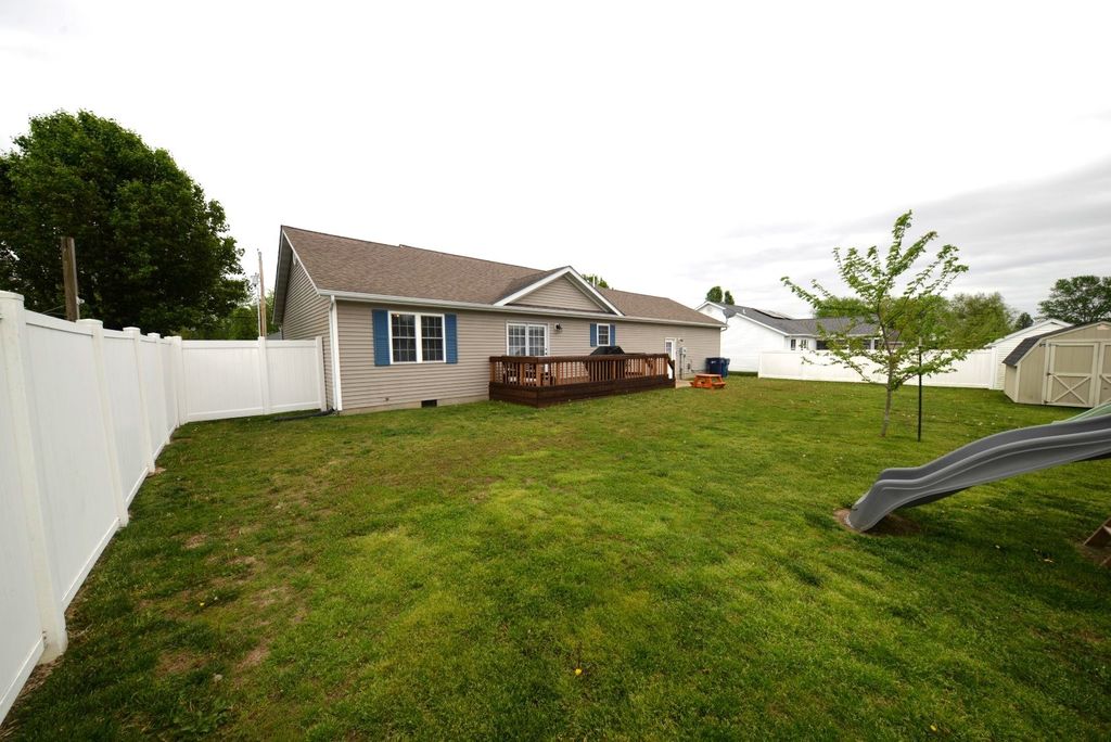 Image 10 of property listing at 401 E Beacon Court, Mt Vernon, IL 62864