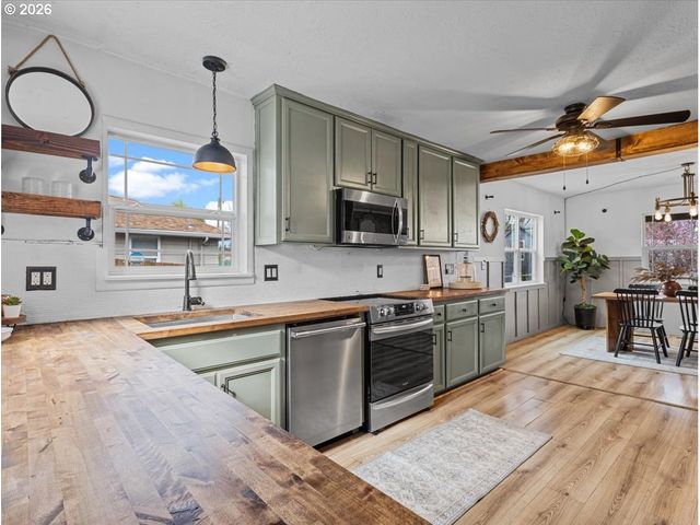 422 WILLAMETTE St, Oregon City, OR 97045