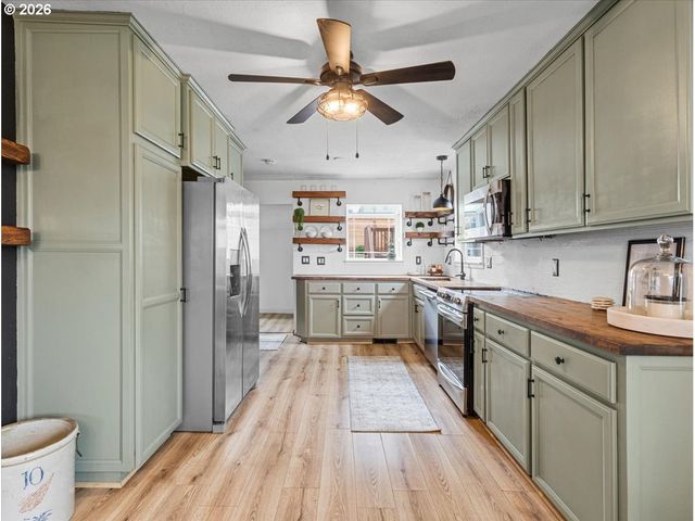 422 WILLAMETTE St, Oregon City, OR 97045