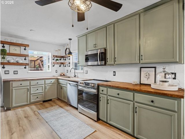 422 WILLAMETTE St, Oregon City, OR 97045