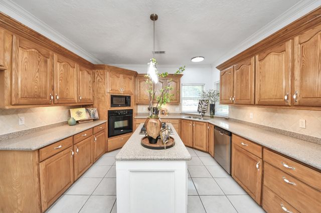 2804 8th Street N, Texas City, TX 77590
