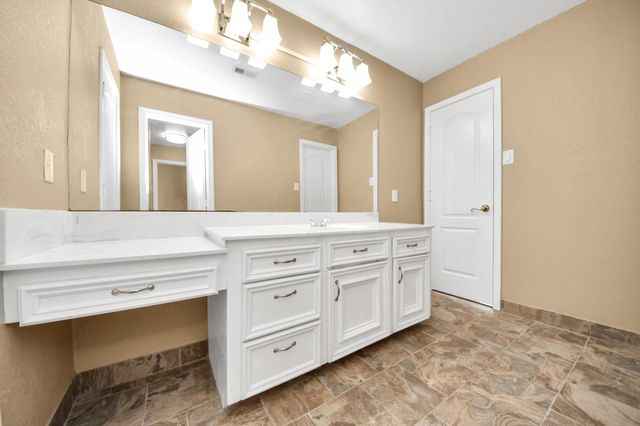 2804 8th Street N, Texas City, TX 77590
