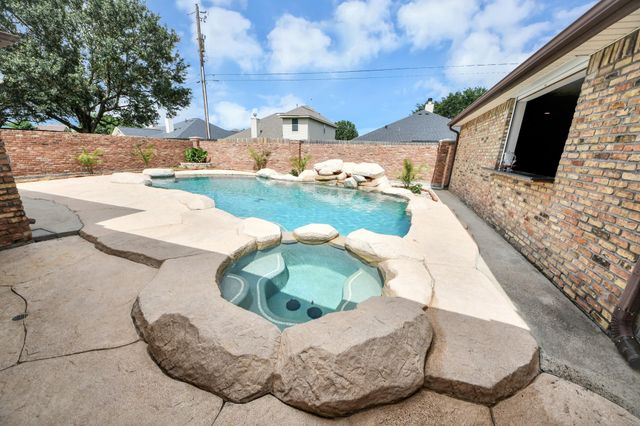 2804 8th Street N, Texas City, TX 77590