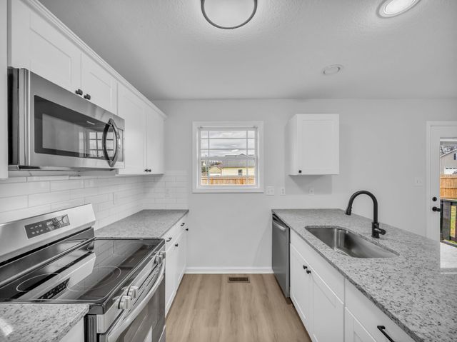 1321 Loren Cir, Clarksville, TN 37042