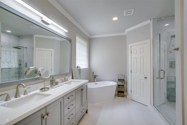 18 Glenway DR, The Hills, TX 78738