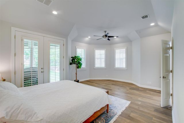 18 Glenway DR, The Hills, TX 78738