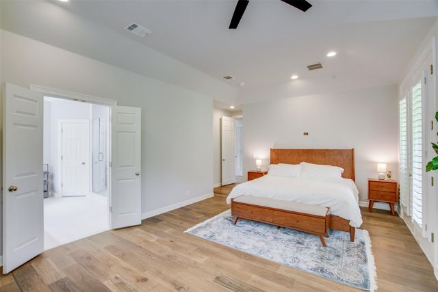 18 Glenway DR, The Hills, TX 78738