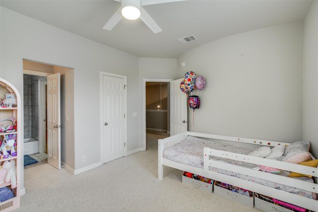 18 Glenway DR, The Hills, TX 78738