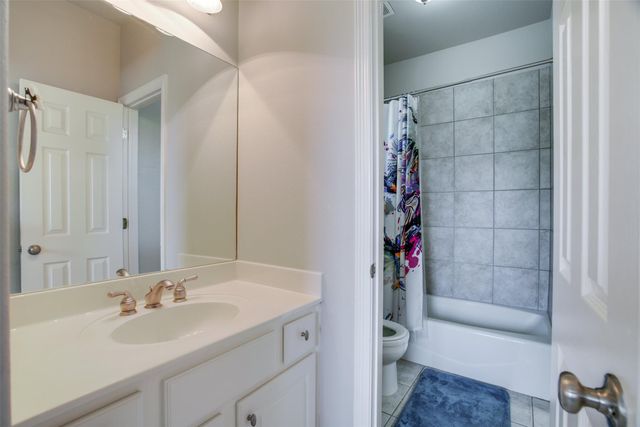 18 Glenway DR, The Hills, TX 78738