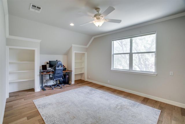 18 Glenway DR, The Hills, TX 78738