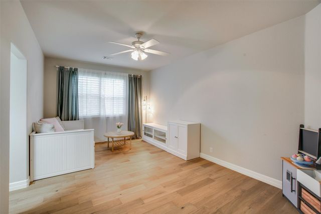 18 Glenway DR, The Hills, TX 78738