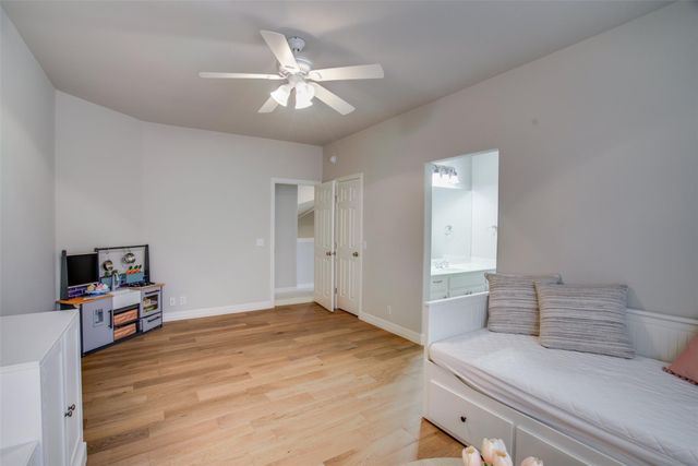 18 Glenway DR, The Hills, TX 78738