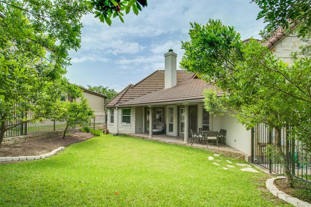 18 Glenway DR, The Hills, TX 78738