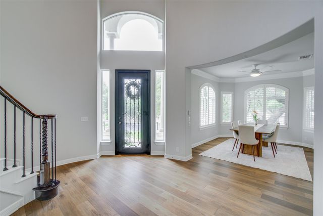 18 Glenway DR, The Hills, TX 78738