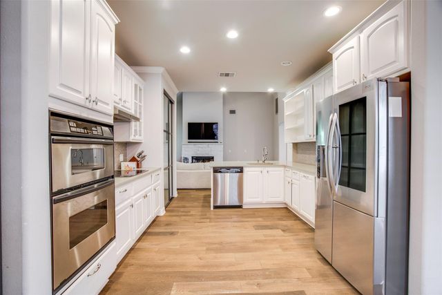 18 Glenway DR, The Hills, TX 78738