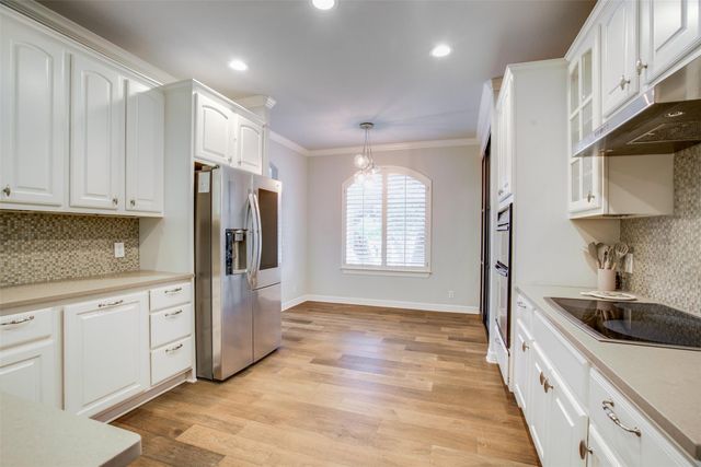 18 Glenway DR, The Hills, TX 78738