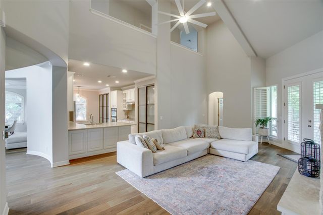 18 Glenway DR, The Hills, TX 78738