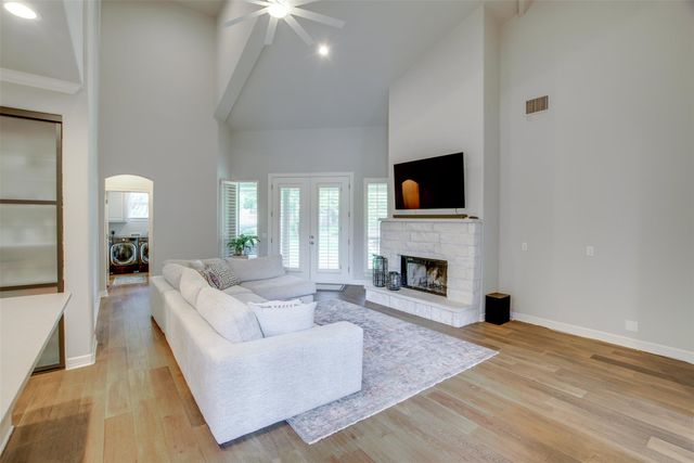 18 Glenway DR, The Hills, TX 78738