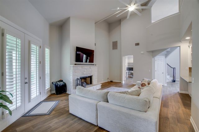 18 Glenway DR, The Hills, TX 78738