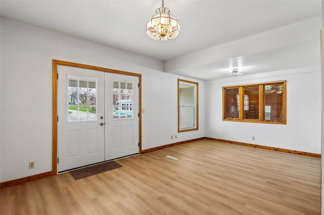 5705 Beverly Road SW, Cedar Rapids, IA 52404