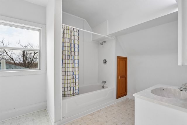 5705 Beverly Road SW, Cedar Rapids, IA 52404