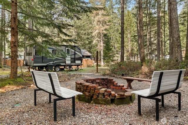 31 N Brook Lane, Hoodsport, WA 98548