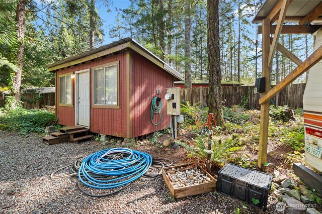 31 N Brook Lane, Hoodsport, WA 98548