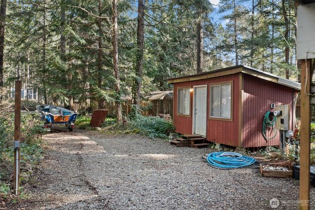 31 N Brook Lane, Hoodsport, WA 98548