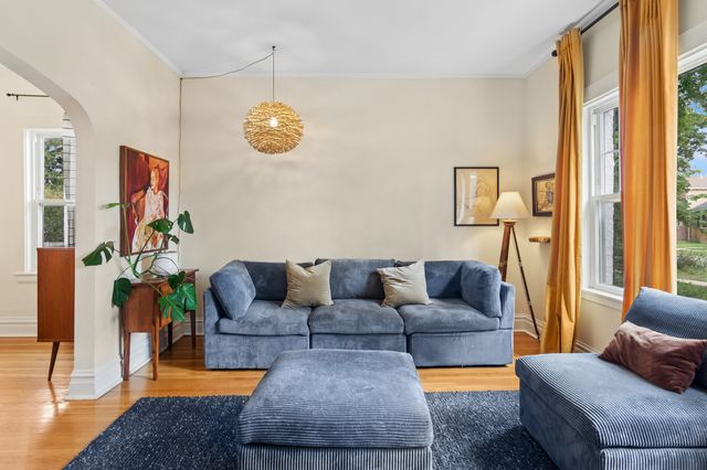 4834 W Cullom Avenue, Chicago, IL 60641