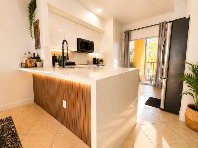 111 NW 2ND Avenue 10, Hallandale Beach, FL 33009