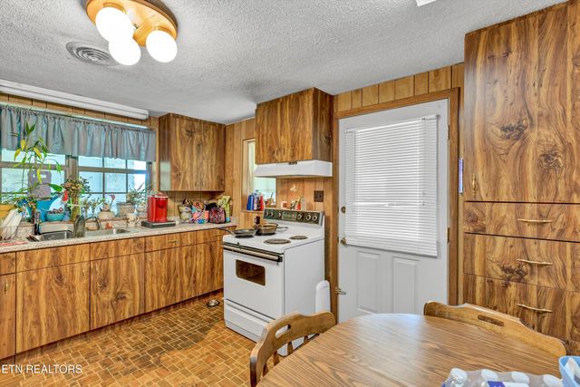 2204 NW Murray Rd, Knoxville, TN 37912