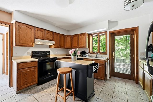 16 Old Long Plain Rd, Leverett, MA 01054