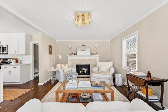 827 W La Salle AVENUE, Milwaukee, WI 53209