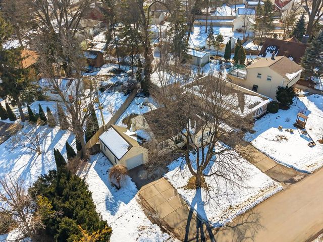 827 W La Salle AVENUE, Milwaukee, WI 53209