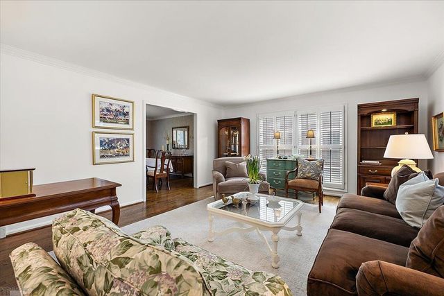 4 Elmsleigh Lane, Grosse Pointe, MI 48230