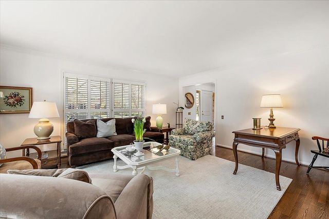 4 Elmsleigh Lane, Grosse Pointe, MI 48230