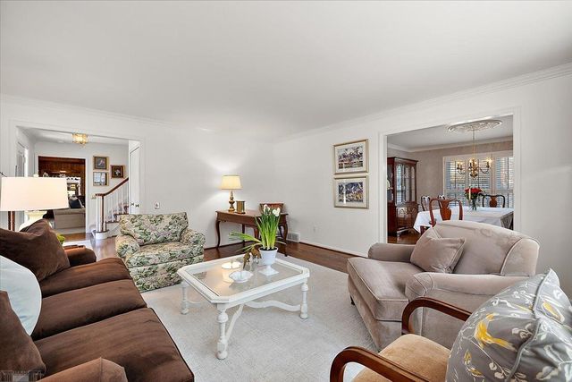 4 Elmsleigh Lane, Grosse Pointe, MI 48230