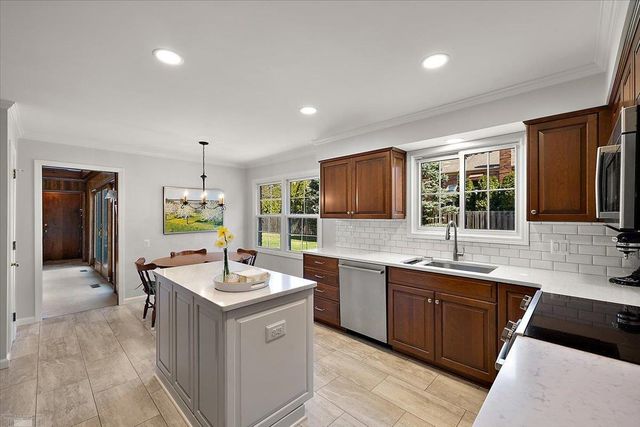 4 Elmsleigh Lane, Grosse Pointe, MI 48230