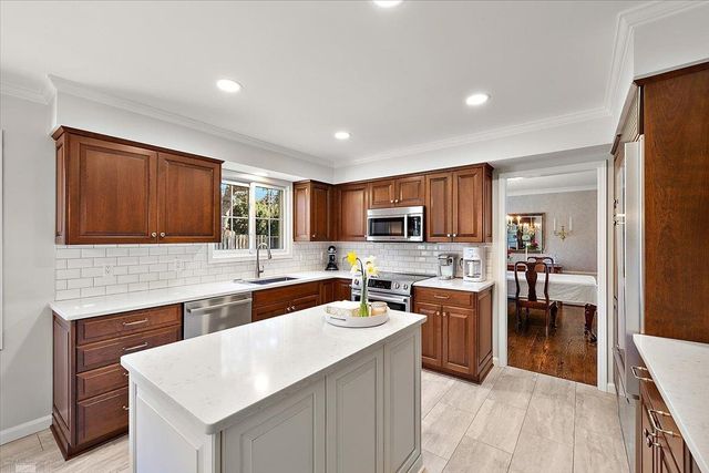 4 Elmsleigh Lane, Grosse Pointe, MI 48230
